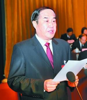 马誉峰作政府工作报告。 本报记者摄