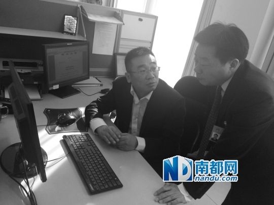 全国人大代表、长沙市副市长何寄华(右)询问网上信访办理流程。