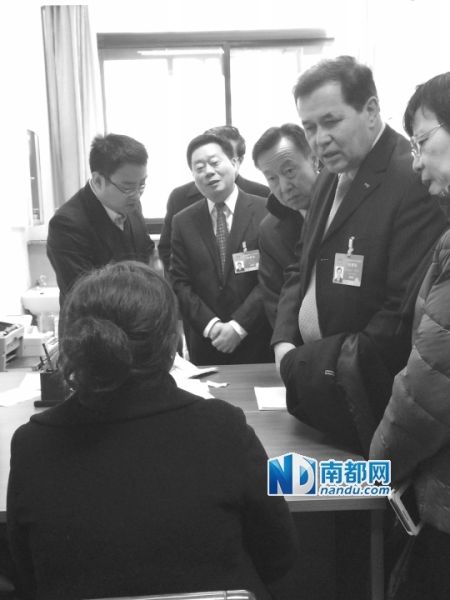 代表委员在国家信访局来访接待司了解情况。