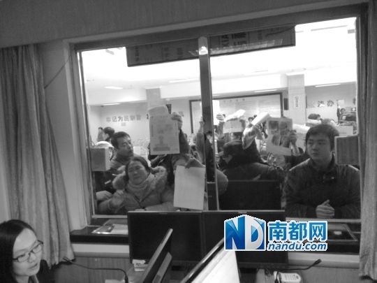 看到代表委员出现,不少信访人高高举起手中的信访资料。