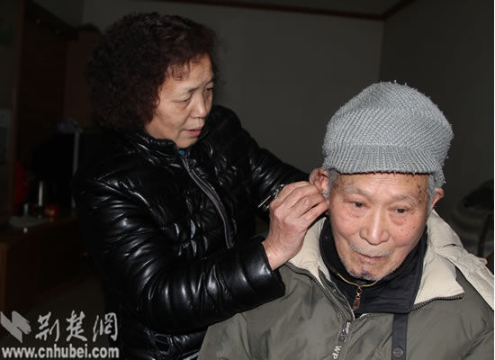 武汉女护工江桂珍勇救自杀老爹 把每个老人当亲人