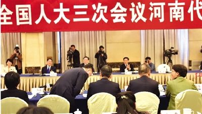 李光宇代表向在场的记者鞠躬