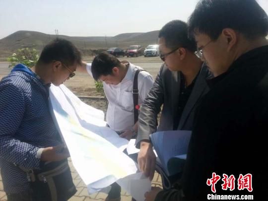 经开发商相关人士允许,记者翻阅乌鲁木齐县萨尔达坂乡2012-XC-D-04建设用地地质灾害危险性评估报告。 王小军 摄