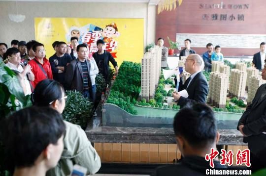 开发商向前来讨要说法的购房者解释情况。 王小军 摄