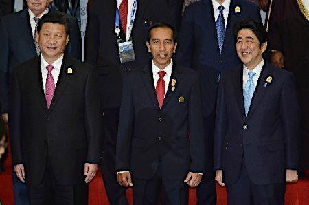在拍照留念时,中方领导人与安倍分居印尼总统佐科两侧。
