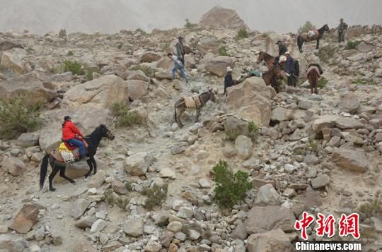 近日,该县境内的公格尔九别峰发生冰川移动,造成当地1.5万亩草场消失,70户牧民房屋受损。 阿克陶县政府供图 摄
