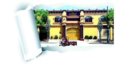 图为:“王府”大门