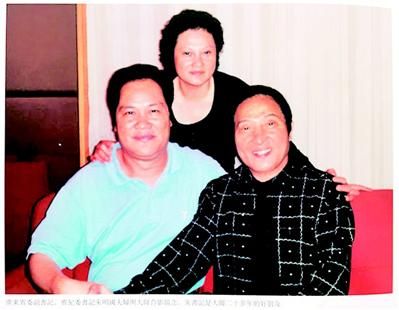 图为:王林(右)与高官朱明国夫妇合影