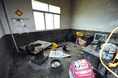 4名死亡留守儿童生前居住的房屋内景。