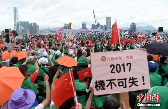 5月9日,“香港广东社团总会义工团”在香港添马公园举行“海陆空全民撑政改启动礼”,超过2000名市民出席。该活动通过直升机、游艇、敞篷巴士,以及设立百余个街站,派发政改传单,宣传及支持政改。中新社发 张宇 摄