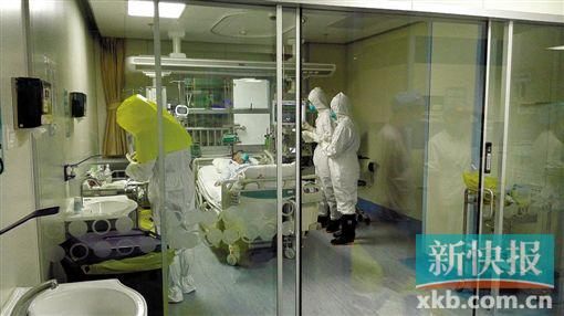 ■疾控人员开展采样等都要穿着厚厚的防护服。通讯员供图