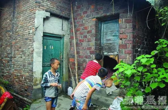 事发后当地小孩在附近好奇探视。潇湘晨报