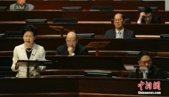 6月17日,香港特区立法会审议特区政府提交的修改行政长官产生办法议案(政改方案)。特区政府政务司司长林郑月娥(左1)、律政司司长袁国强(右1)及政制及内地事务局局长谭志源(左2 )出席会议。中新社发 谭达明 摄