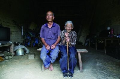 即使坐在同一条凳子上,罗善学始终和母亲保持一定距离。他是韦绍兰在世的两儿一女中,唯一守在膝前照顾母亲的人。可也正是母亲,注定了他穷困、孤寂的一生,因而在他内心深处,对母亲有着难以言说的隔阂 摄/丽案调查工作室记者蒲晓旭