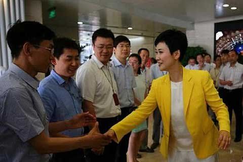 李小琳与中电国际员工告别。