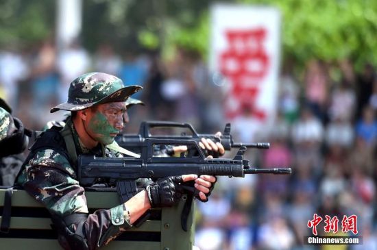 港独分子气枪狙击中年妇女 爱港人士手撕港英