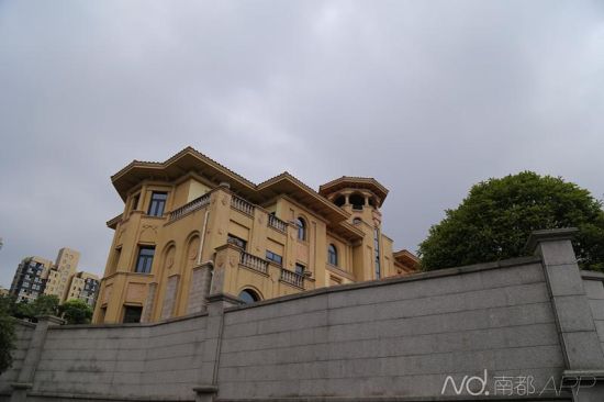 邹勇在萍乡市的别墅,建好后一直大门紧闭,没有入住过。南都记者 嵇石 实习记者 宋凯欣 王伟凯 摄