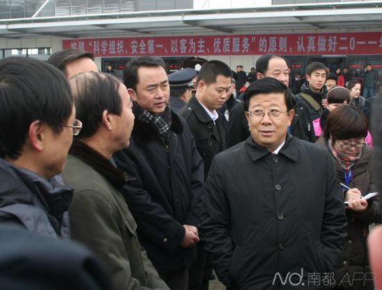 任贵州省长时,赵克志(右二)在检查春运工作。网络图片