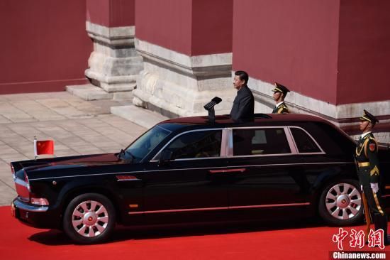 中共中央总书记、国家主席、中央军委主席习近平乘坐检阅车准备检阅参阅部队。中新社记者 廖攀 摄