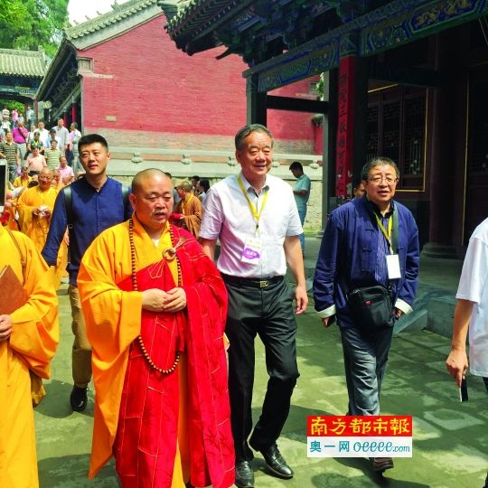 释永信出席海峡两岸青年佛教论坛。他带领与会者去观看少林寺功夫。资料图片