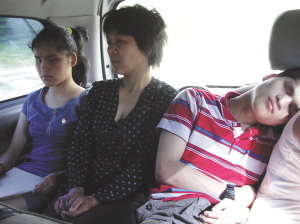 盲人三胞胎赴青岛考高中 江苏省盲协主席送行