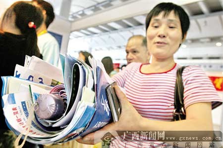 广西两万人涌入高校招生咨询会 名校分数线 看