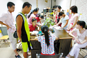 同仁艺体实验学校:20老师冒雨讨薪提辞职