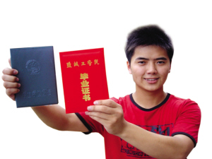 许多人还记得,这3名穷苦但又好学的孩子,是"希望工程"的"形象代言人"