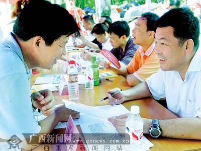 南宁教育局首办中考招生接待日 局长亲为考生