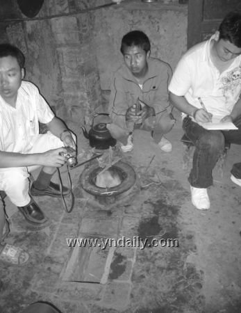 一间小黑屋住了一家人还要养猪 陈伟 读书就是