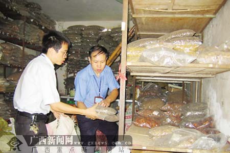 南宁清查中草药市场查扣来源不明的中药饮品(图)