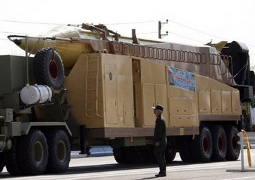 伊朗阅兵展示新型中程导弹自制战机(图)_新闻