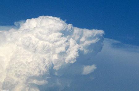 观云爱好者拍下世界各地神奇变幻云彩