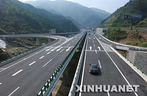 教育新闻 正文    当日,合(肥)铜(陵)黄(山)高速公路全线通车,从合肥