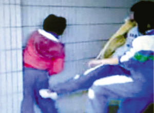 女学生殴斗视频 调查:校园暴力有谁知?