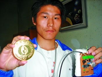 湖南株洲中学生金奖小发明妙招治理尾气超标