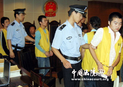 房屋中介诱骗签合同收违约金16人受审