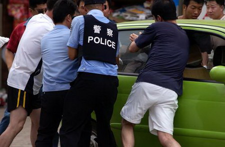 南京警方解救在闹市被劫持人质(组图)