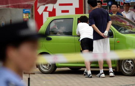 南京警方解救在闹市被劫持人质(组图)