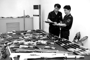 北京海关查获82支来自美国仿真枪(图)