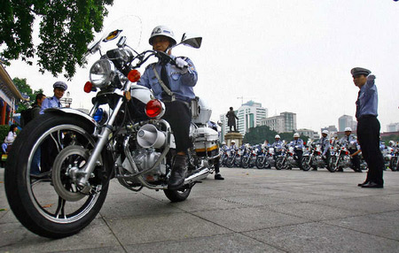 图文:广汽向广州市公安局赠送300辆警用摩托车
