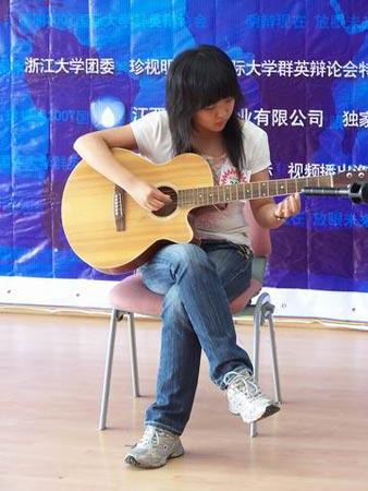 图文:女生吉他弹唱