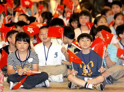 图文:小朋友手持国旗与香港区旗