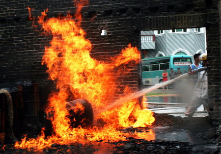 组图:福州闽侯县私立油库起火