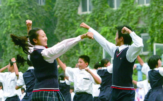 图文:中学生跳集体舞