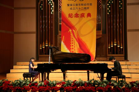 图文:钢琴弹奏表演