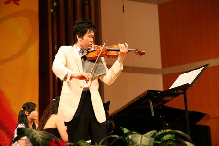 行小提琴独奏表演