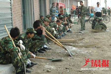 3000名军人义务清洁呼和浩特卫生(组图)