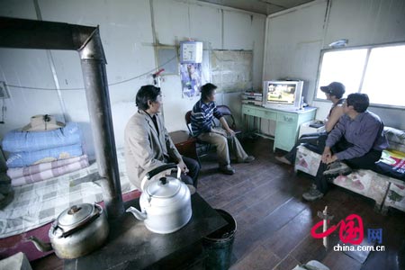 图文:在可可西里一年365天都要生火取暖