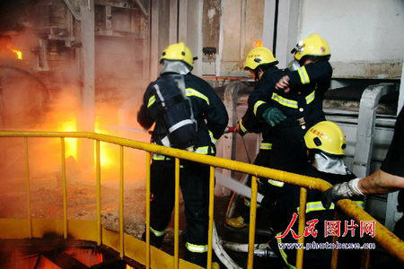 图文:消防员灭火现场